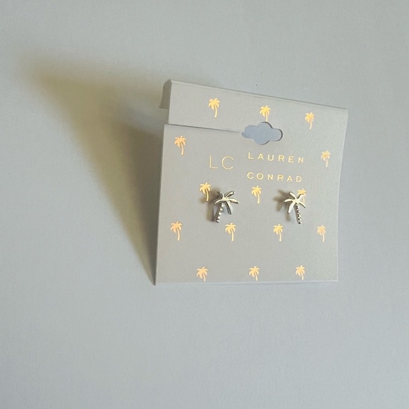 NWT Lauren Conrad Silver Tone Palm Tree Stud Earrings🌴 - Picture 3 of 6